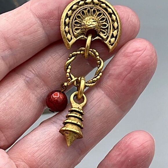 Vintage gold colored dangle pieced earrings. - Picture 6 of 7